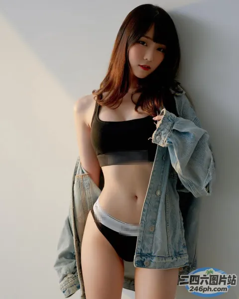 身穿黑色比基尼和牛仔夹克的 arafed 亚洲女性