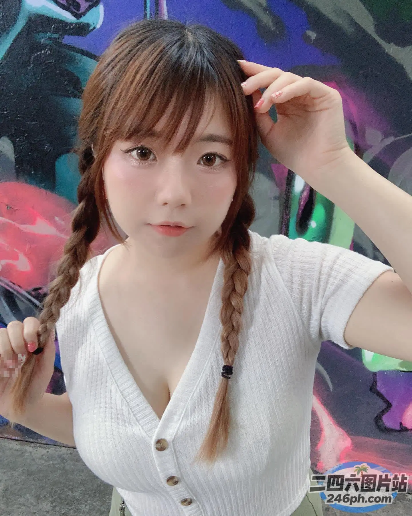 扎着辫子和白衬衫的 arafed 亚洲女人