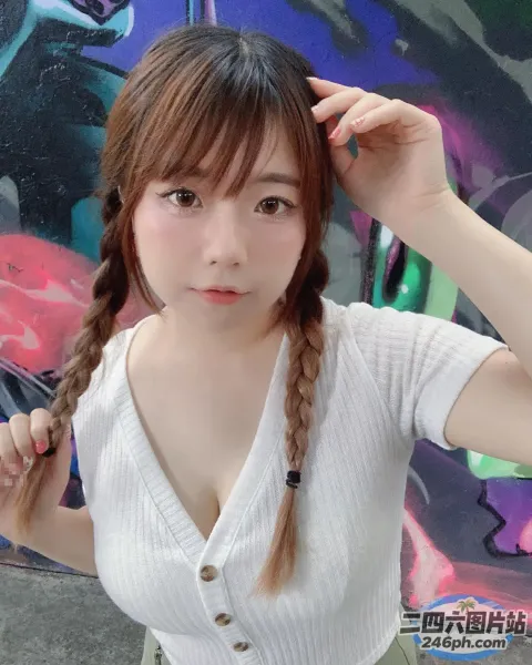 扎着辫子和白衬衫的 arafed 亚洲女人