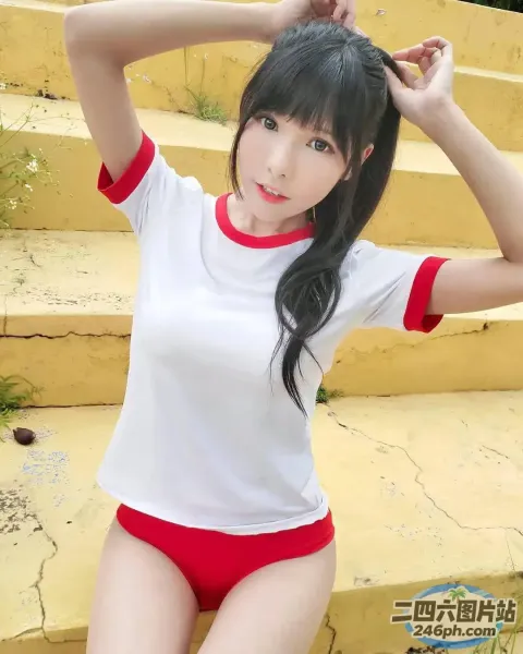 一个身穿红白衬衫的女人在黄色楼梯上摆姿势的特写