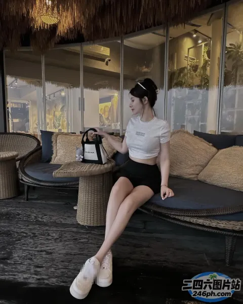 有一个女人坐在沙发上，手里拿着钱包