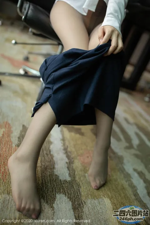 双腿交叉坐在椅子上的阿拉菲德女人