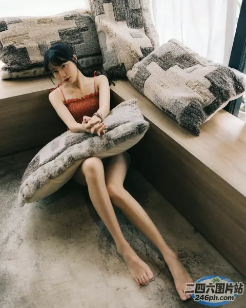 一个人坐在沙发上拿着枕头的特写