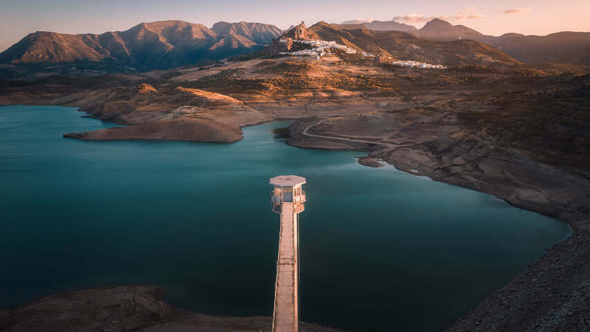 山顶上有一座高塔