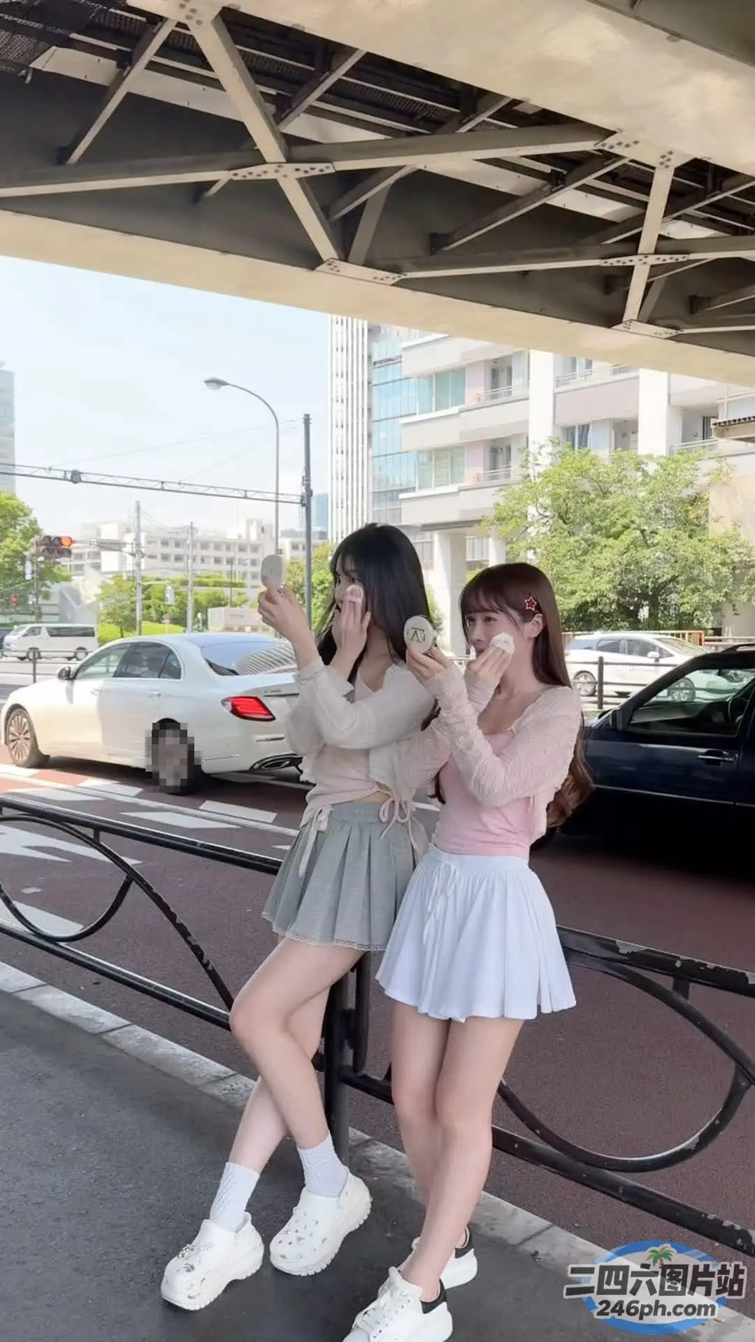 两个女人在街上并排站着