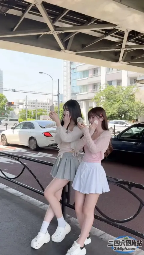 两个女人在街上并排站着