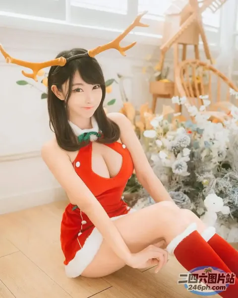 身穿红白相间的衣服的阿拉菲坐在地板上