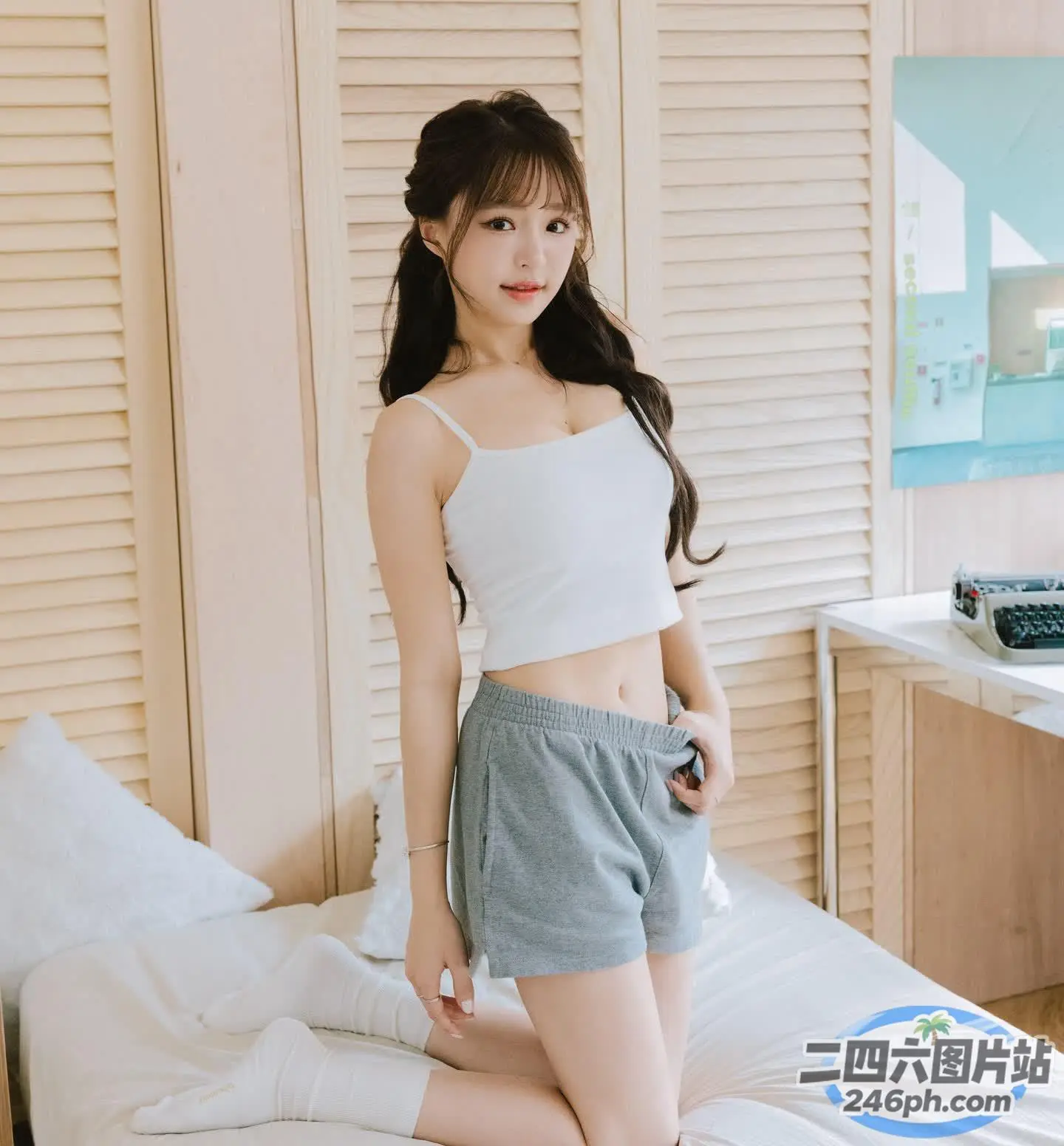 身穿白色上衣和蓝色短裤的女人特写