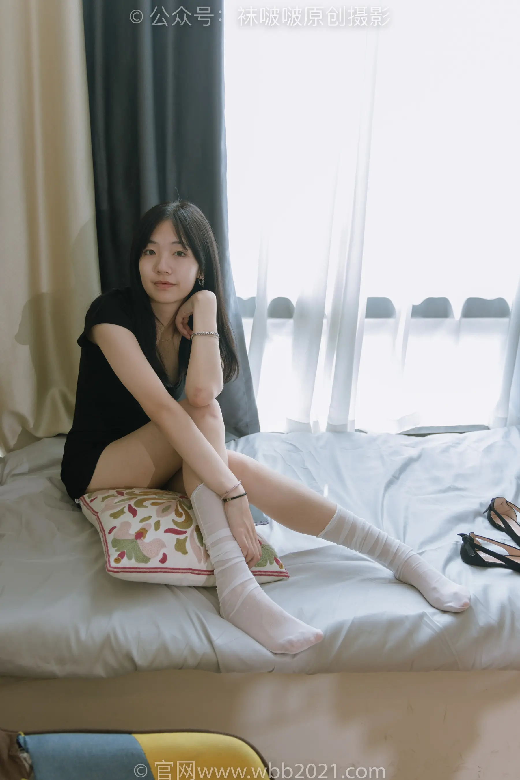 Araffe 穿着一双袜子坐在床上