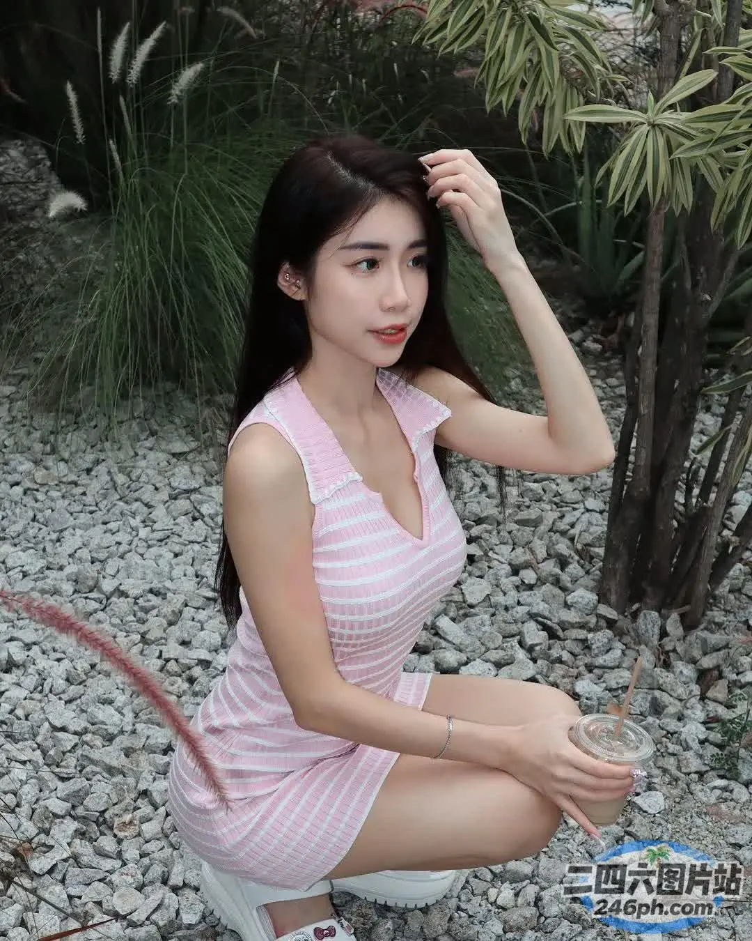阿拉伯裔亚洲妇女坐在花园的马桶上