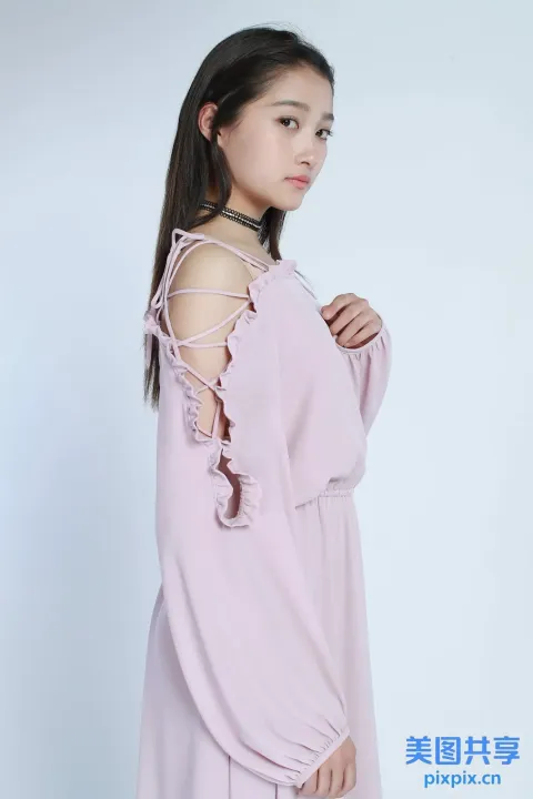 阿拉夫女人穿着粉红色连衣裙，戴着项链和项链