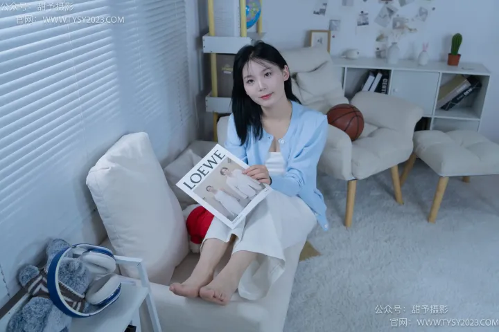 有个女人坐在椅子上看杂志