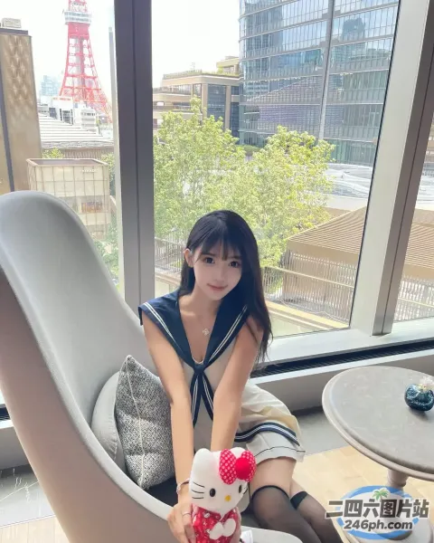 Araffe 坐在椅子上，窗前有一只泰迪熊