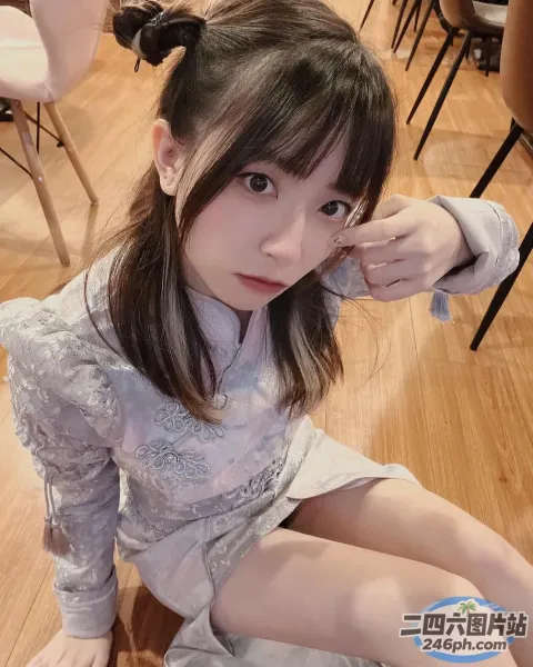 地板上坐着一个年轻女孩，头发扎成马尾辫