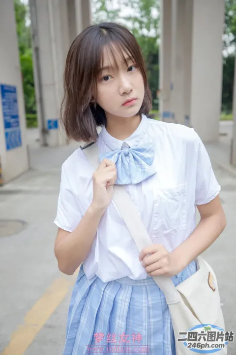 一个穿着校服的女人拿着钱包的特写