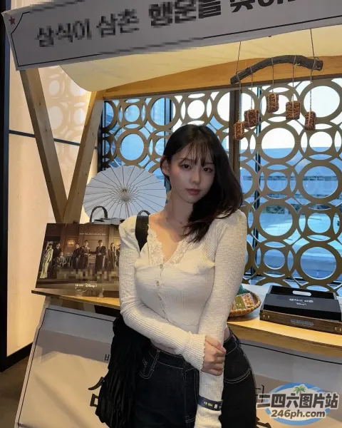身穿白衬衫的阿拉伯女子在窗前撑着一把白伞