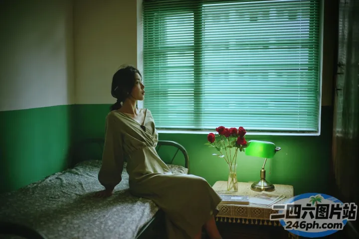 窗前的床上坐着一个女人