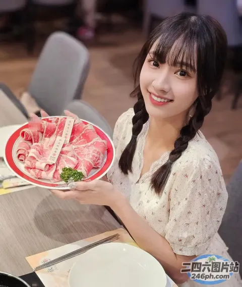 阿拉夫德女人在桌子上拿着一盘食物