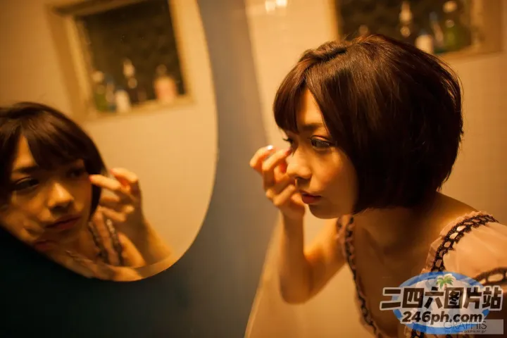 有个女人在照镜子刷牙