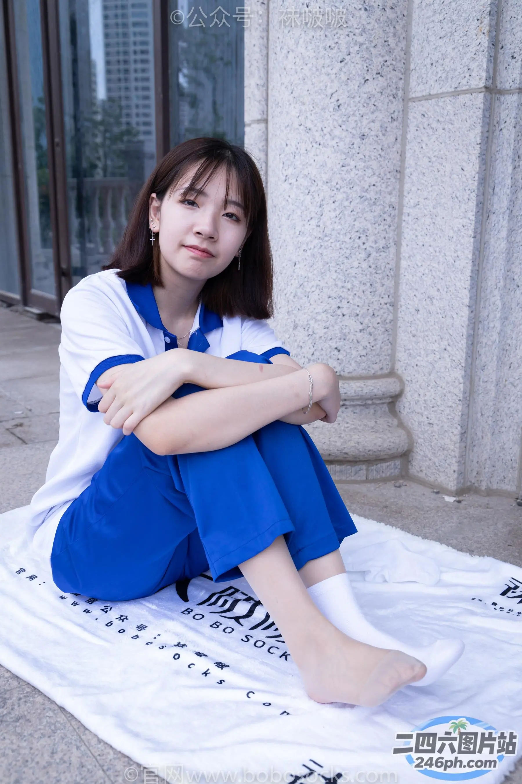 阿拉夫德女人坐在地上的毛巾上，双腿交叉