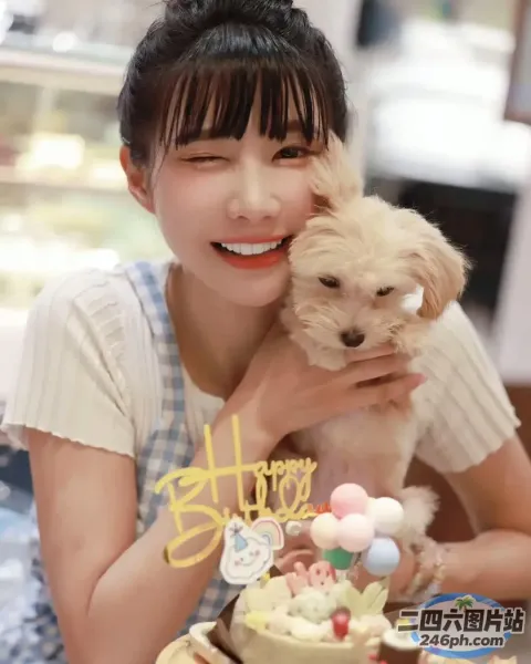 女人在蜡烛蛋糕前牵着狗