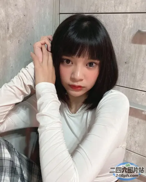 地板上坐着一个女人，手里拿着牙刷