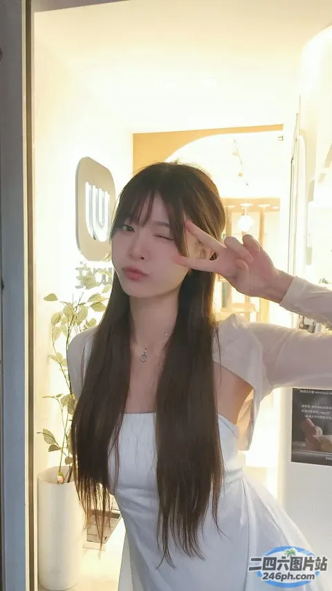 有一个女人站在门口，头发扎成马尾辫