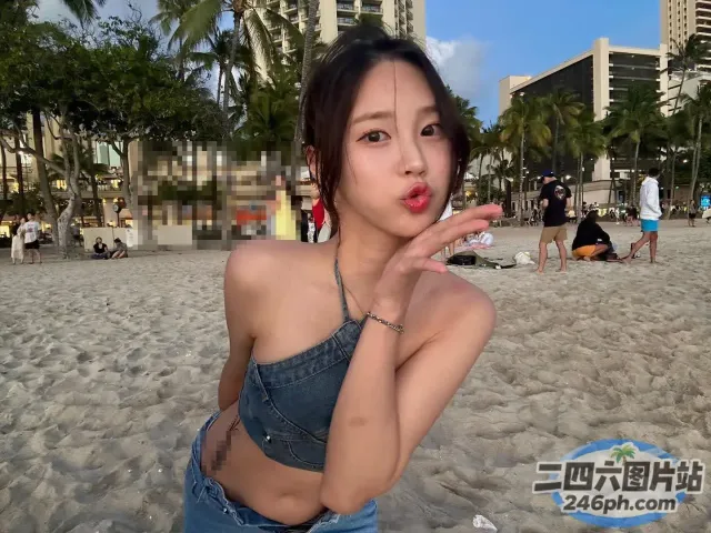 阿拉夫德女人站在海滩上做个滑稽的鬼脸
