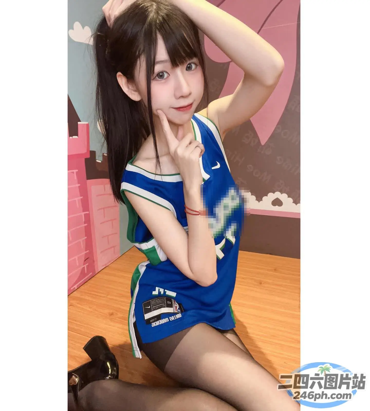 有一位年轻女子坐在地板上，手放在头上