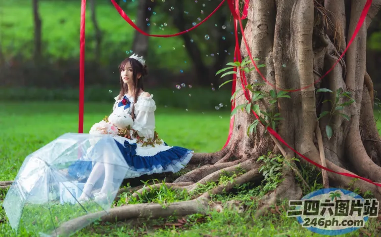 有个女人坐在树下，手里拿着一只泰迪熊