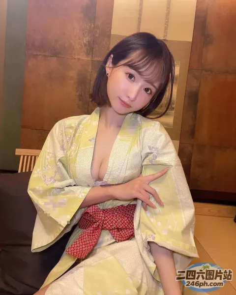 穿着和服坐在房间沙发上的 araffe 女人