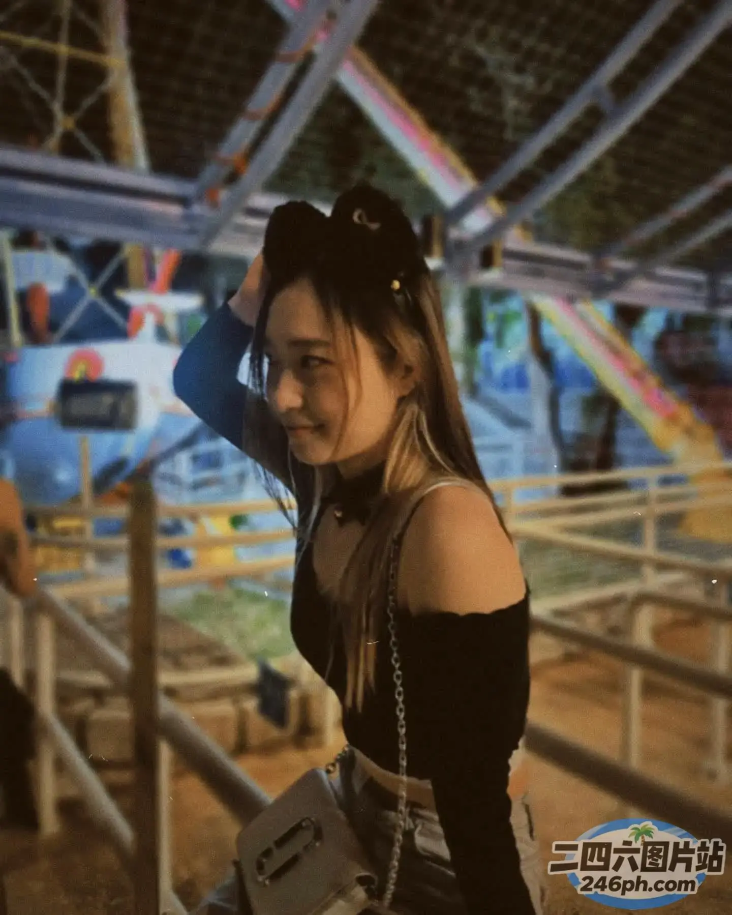 歌词大意： 有一个女人站在狂欢节上