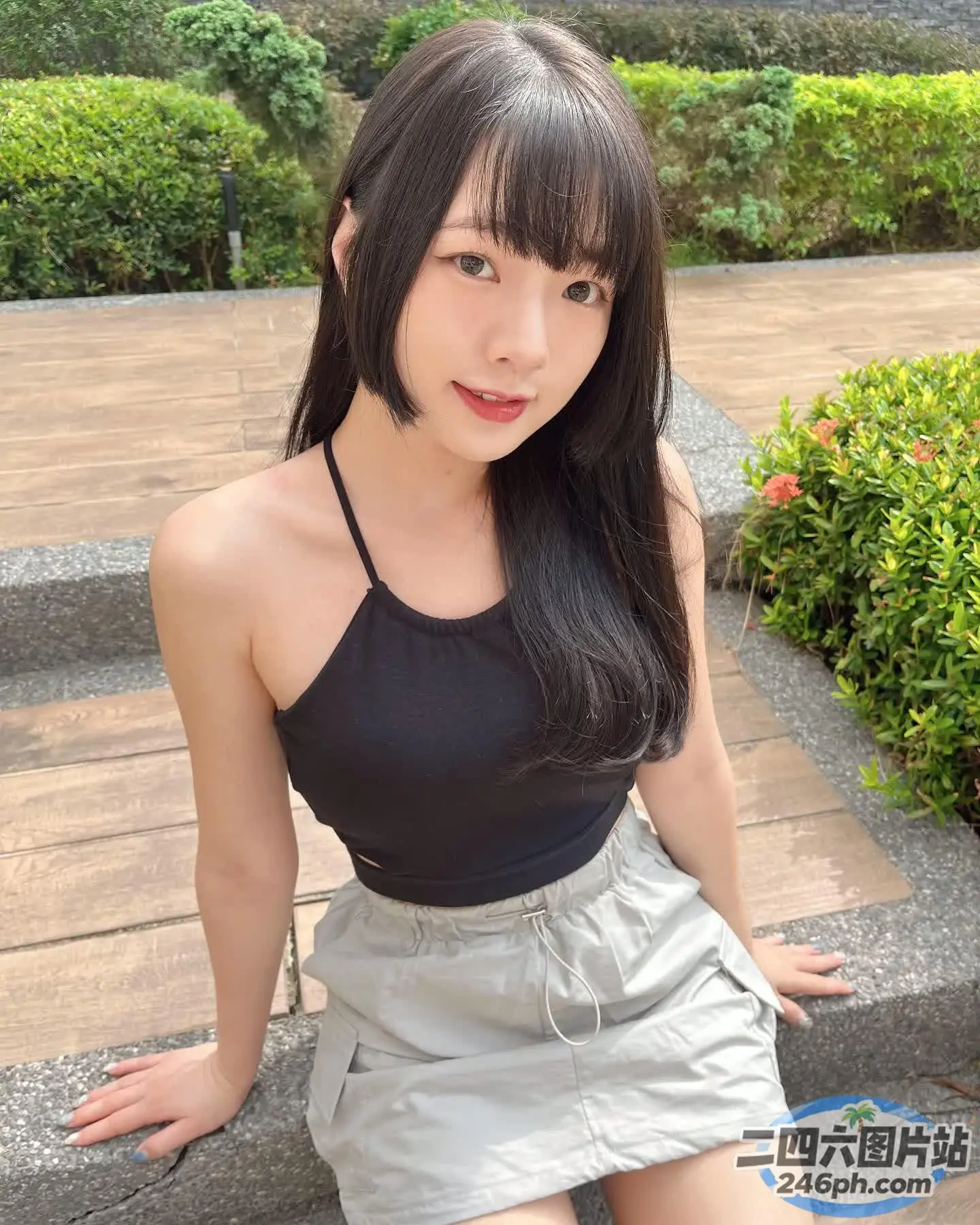 一个女人坐在一组楼梯上的特写