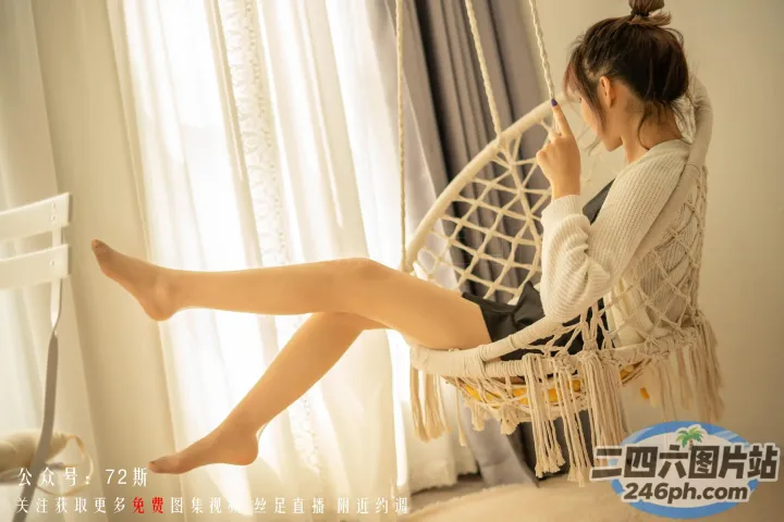 阿拉菲女子双腿交叉坐在椅子上