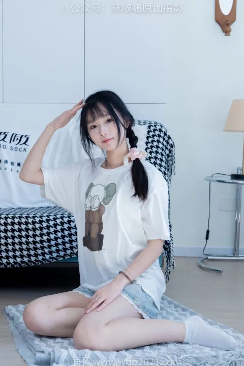 穿着白衬衫坐在床上的 arafed 亚洲女性