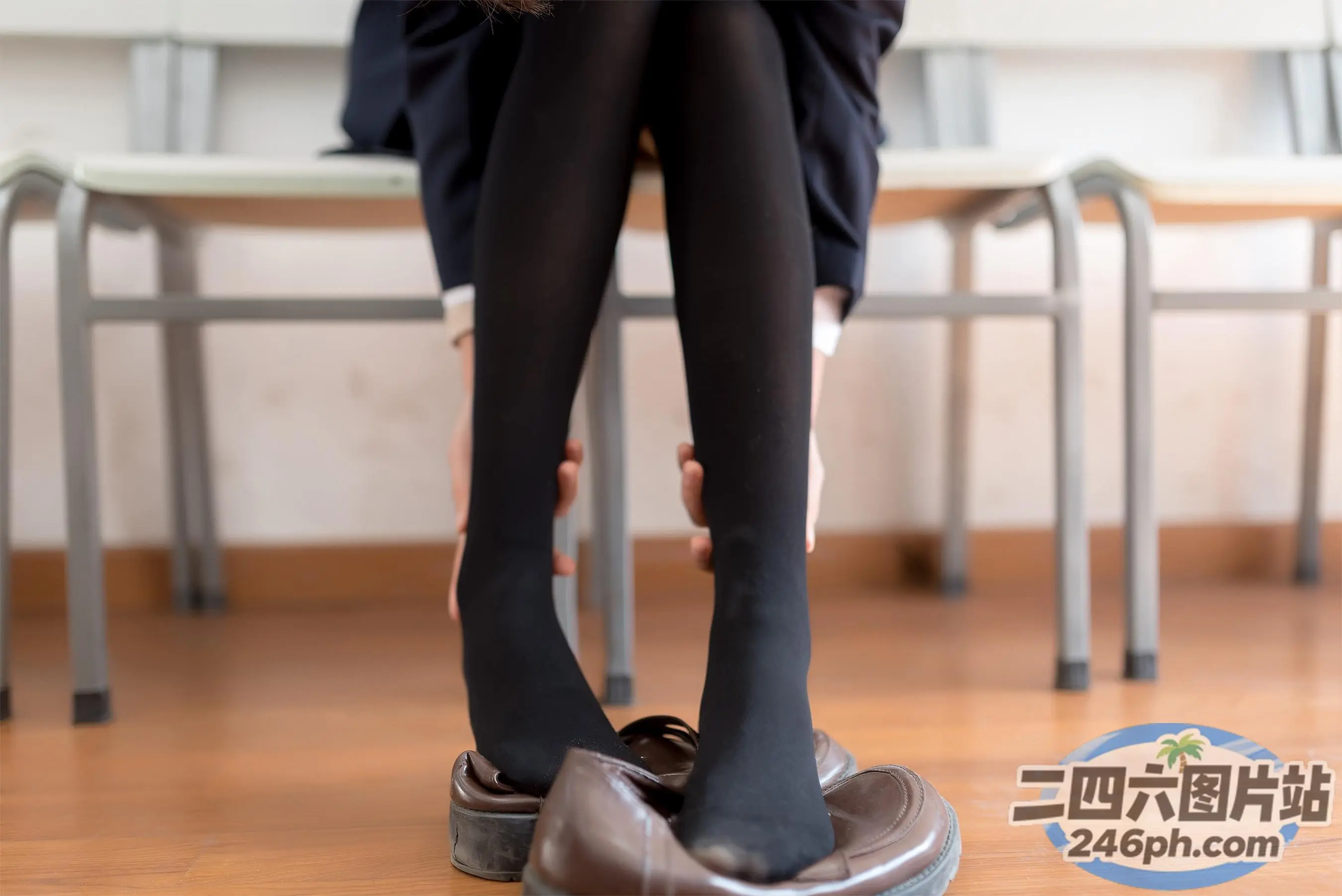 有个女人坐在椅子上，双腿交叉