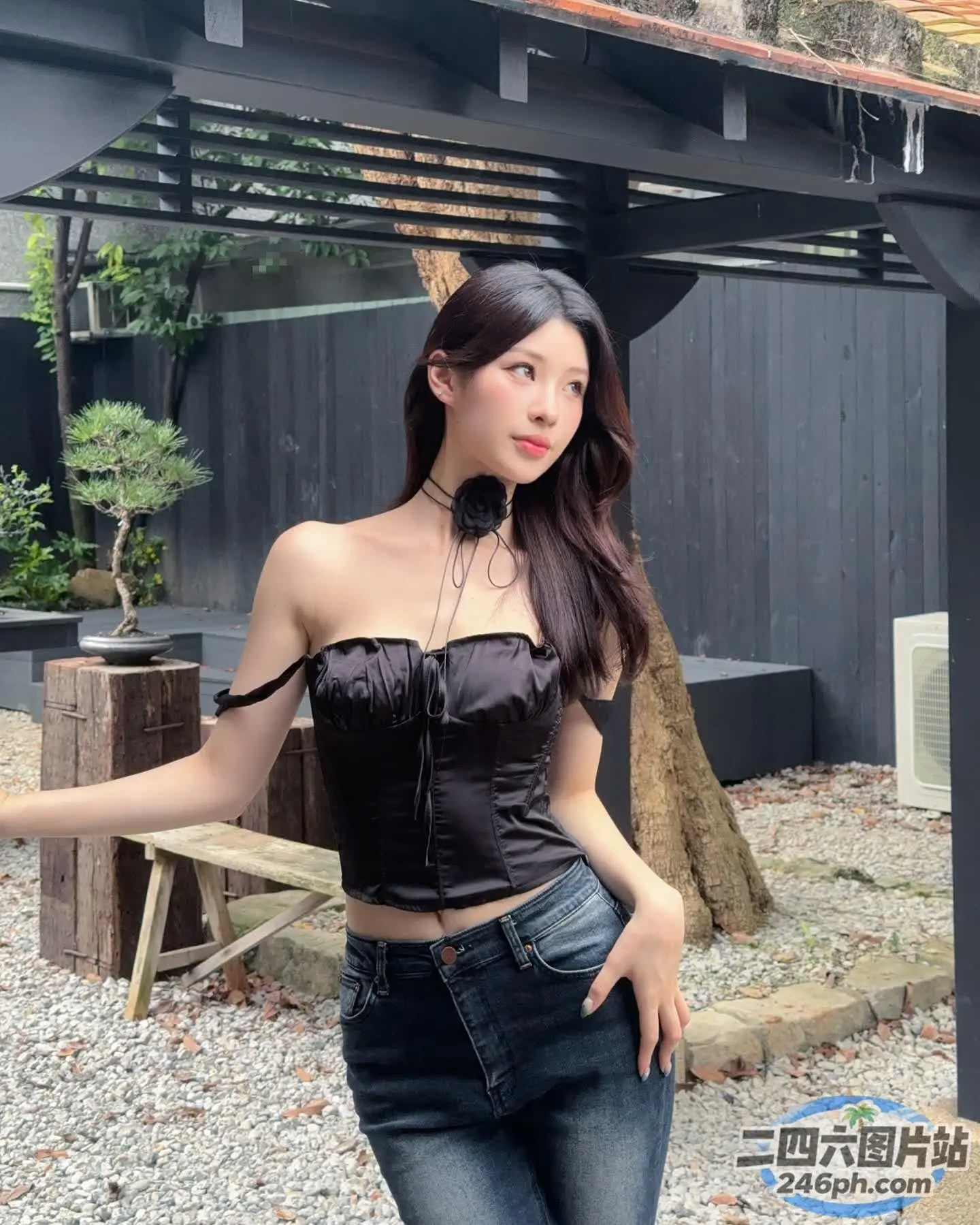 身穿黑色上衣和牛仔裤的 araffe 亚洲女性合影