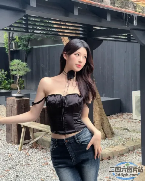 身穿黑色上衣和牛仔裤的 araffe 亚洲女性合影