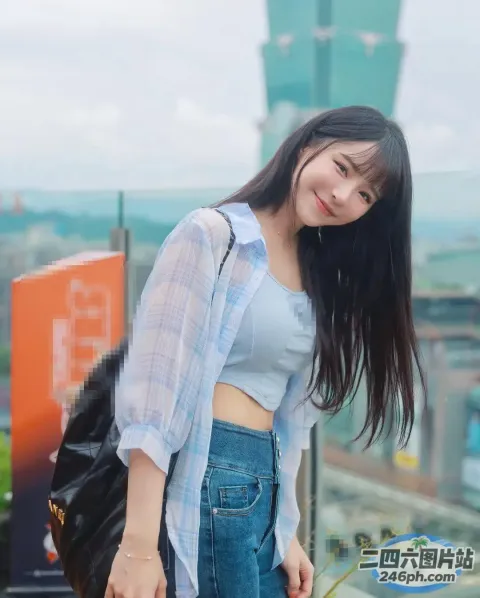 一个背着背包的女人站在窗台上的特写