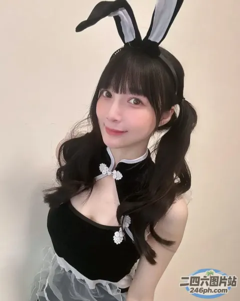 戴着兔子耳朵的 araffe 和带有白色蕾丝的黑色连衣裙