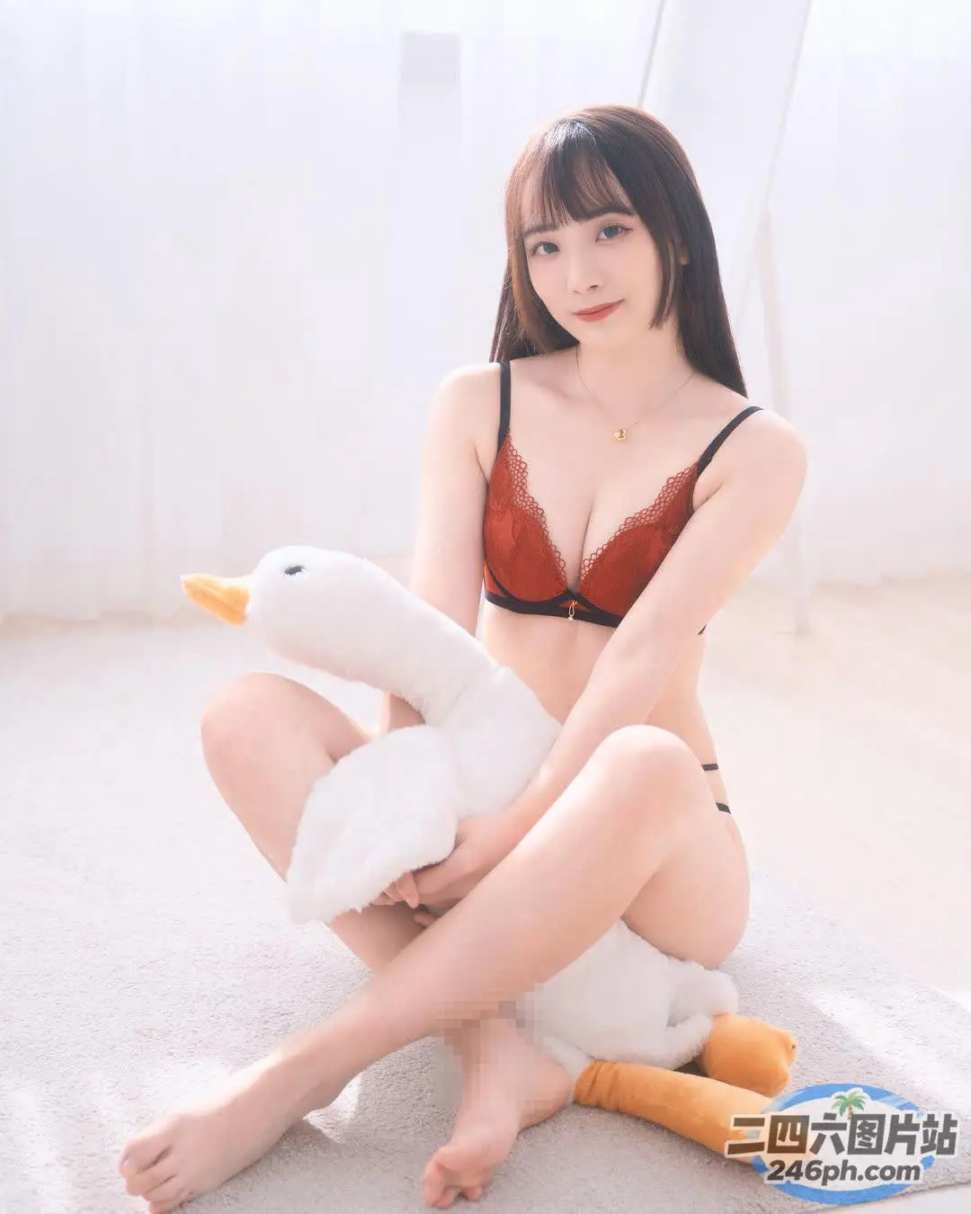 Araffe 和一只毛绒鸭子坐在地板上