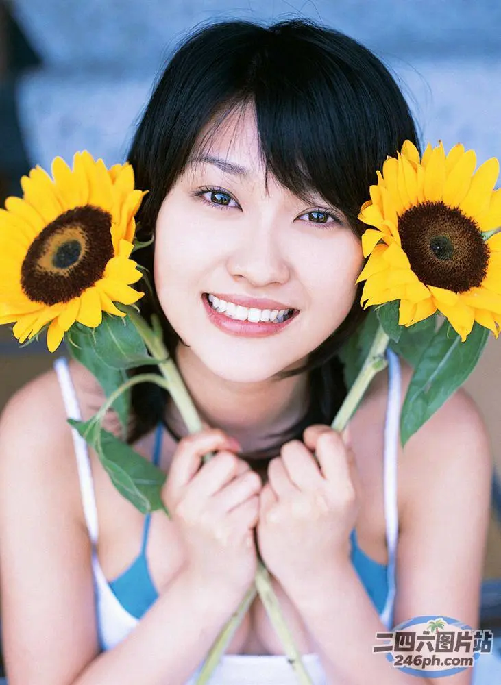 有个女人手里拿着两朵向日葵