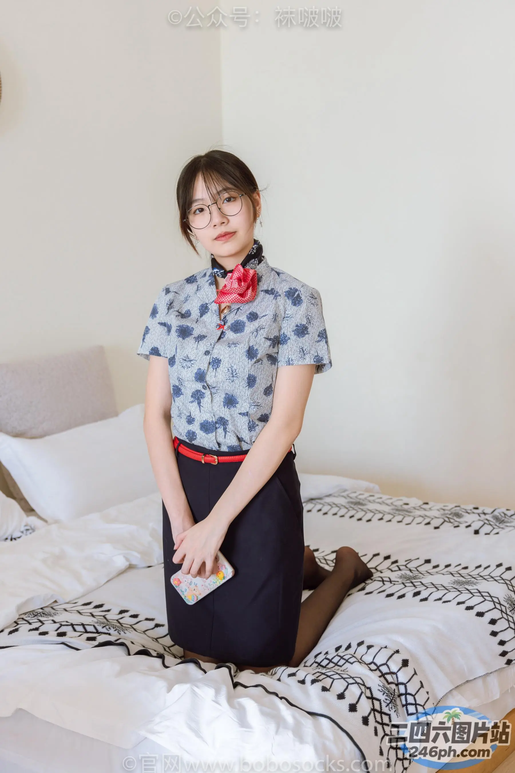 阿拉夫德女人坐在床上，手里拿着一本书