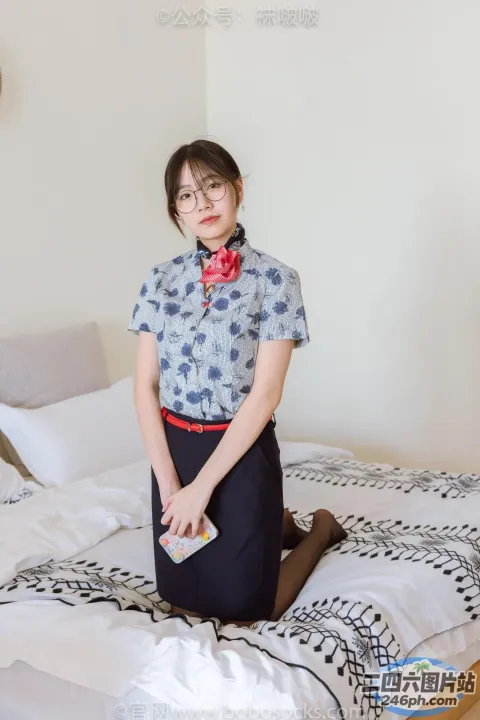 阿拉夫德女人坐在床上，手里拿着一本书