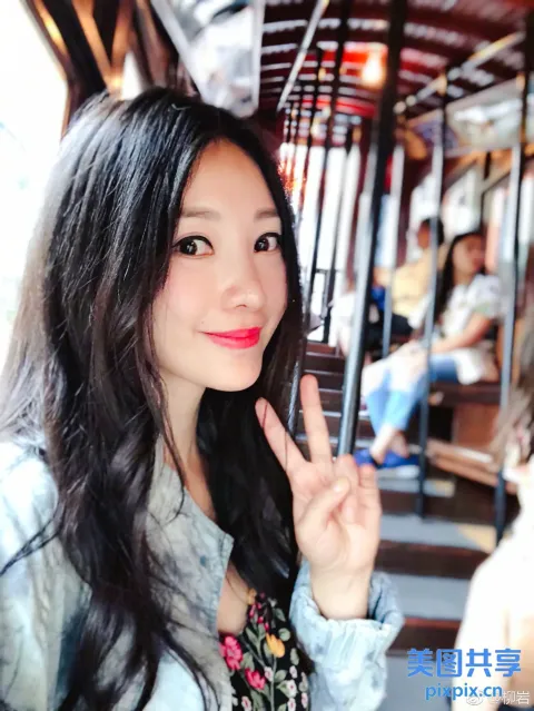 公共汽车上留着黑色长发和蓝色衬衫的阿拉夫女人