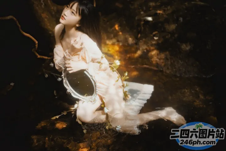 有一个女人坐在水里，手里拿着一面镜子
