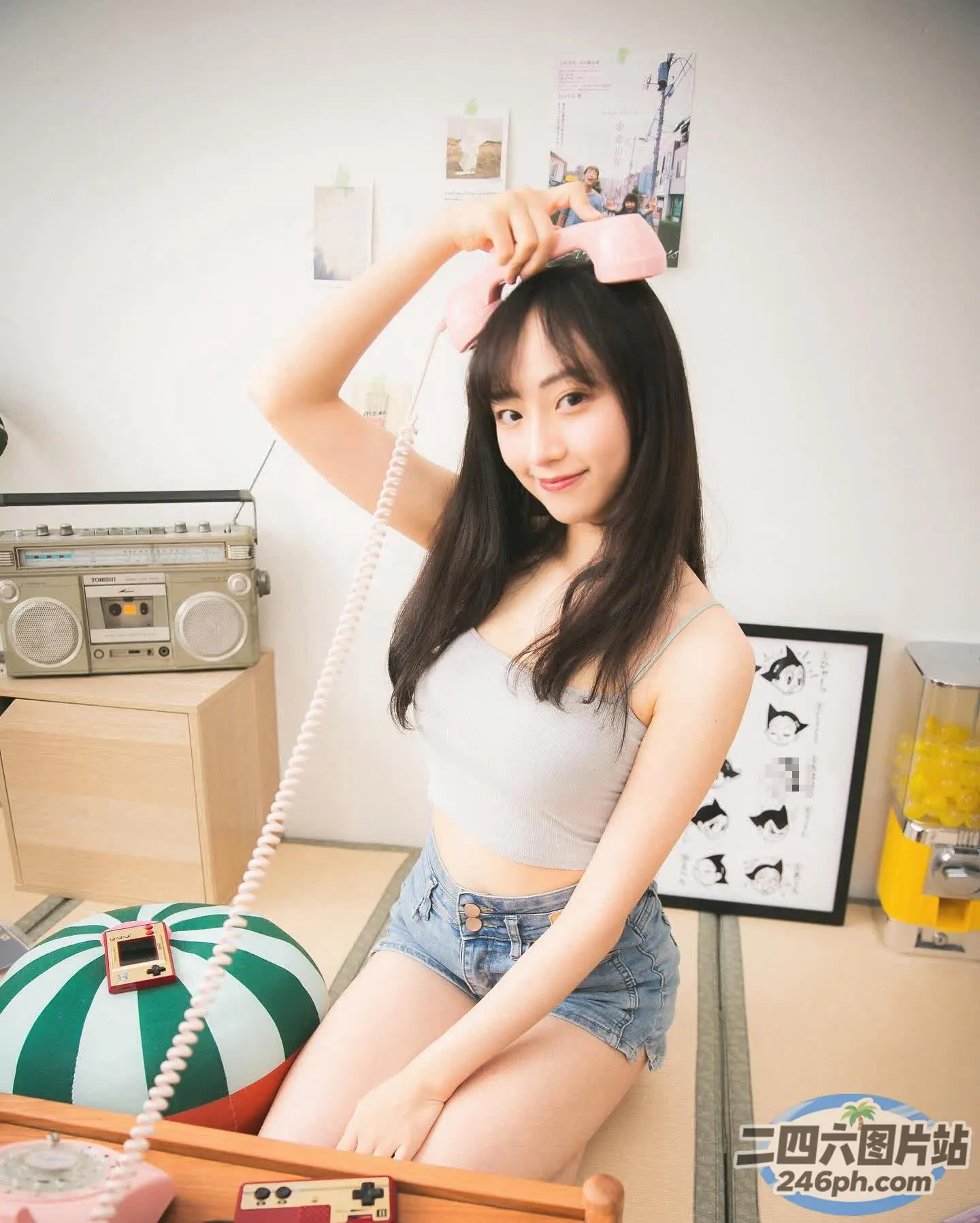 有个女人坐在床上，手里拿着电话