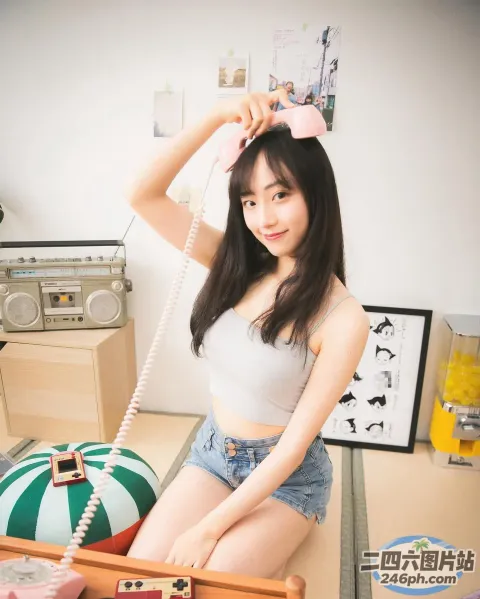 有个女人坐在床上，手里拿着电话