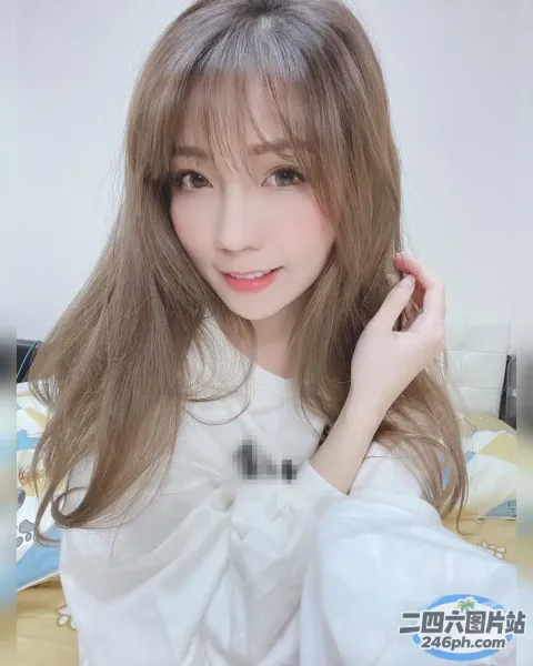 有一位长发女子摆姿势拍照