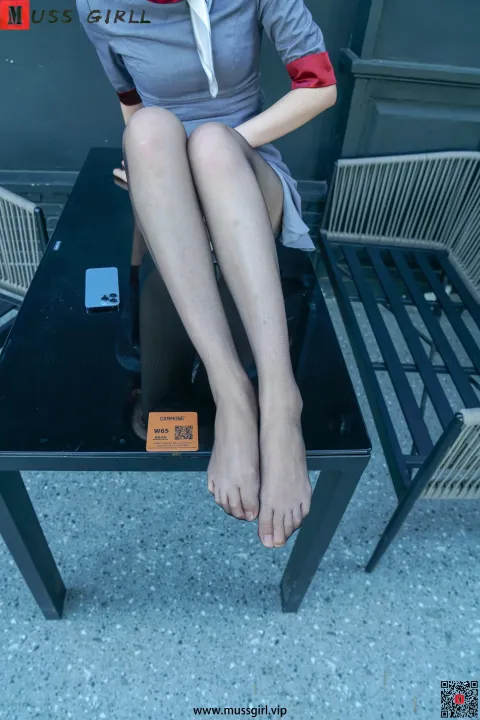 有个女人坐在椅子上，双腿交叉